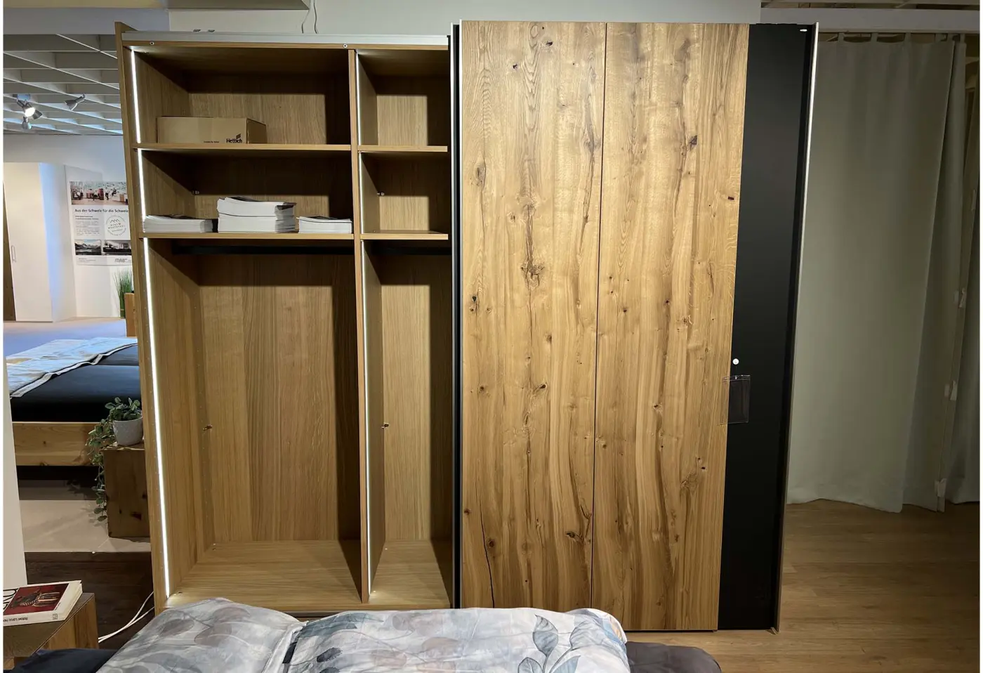 Schrank V-Alpin sleeping von Voglauer EA Eiche Altholz, Glas anthrazit ca. 242x226x70cm
