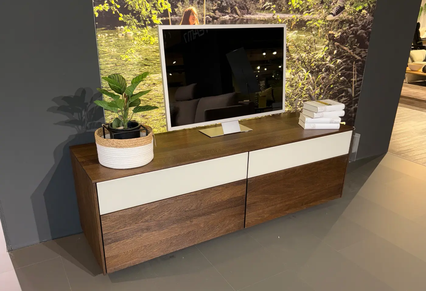 TV-Möbel Filigno Glas greige matt / Holz von Team 7 Eiche geräuchert, Schwarzöl ca. 160,8x54,2x48,3cm