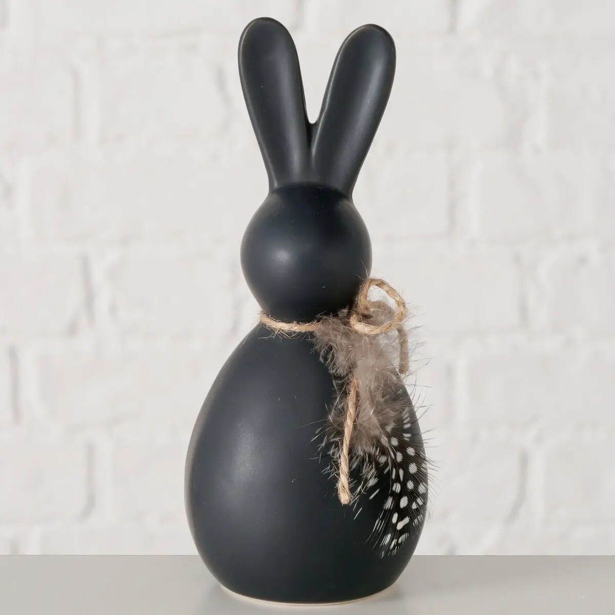 Figur 16.5cm Hase, schwaz Schwarz, Braun Porzellan, Naturfaser-Seil, Feder ca. 16,5cm