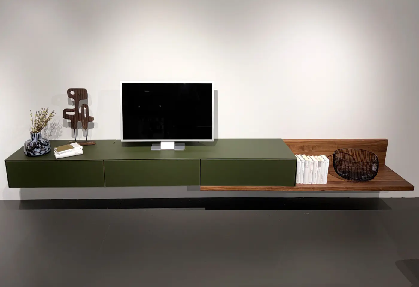 Wohnwand 36 Cubus Pure von Team 7 NB Nussbaum Holzart innen Buche Naturöl Glas Grün matt / NCS S 8010- G70Y ca. 340,6x28,3x49,4cm