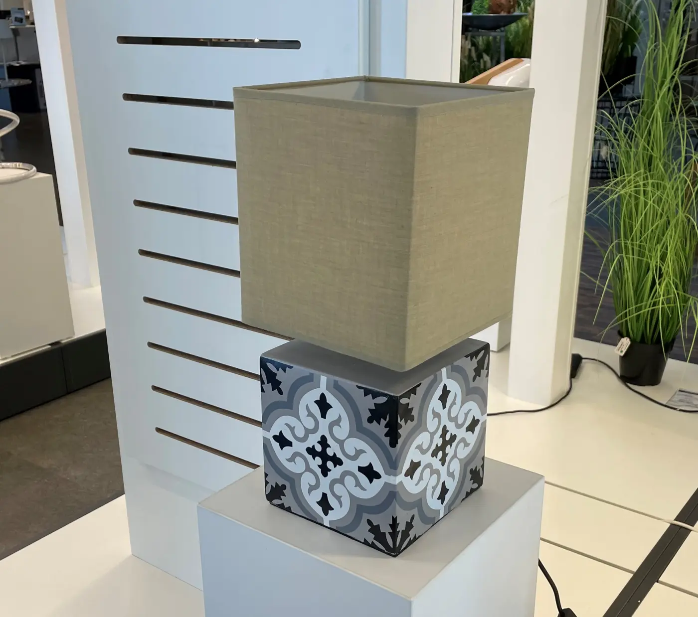 Tischleuchte 8774.. Weiss, Grau Zement ca. 14x14x32cm 