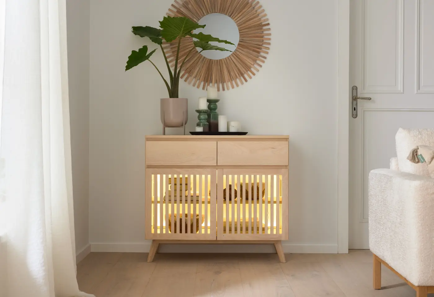 Sideboard Roomio No. 2000 von Roomio Korpus Esche Echtholzfurnier weiss gewaschen, Front Esche massiv weiss gewaschen, Türfüllungen hinterlegt mit Klargas ca. 90x80x40cm