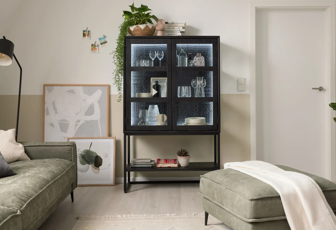 Vitrine Roomio No. 2001 von Roomio Korpus Mango massiv gebürstet schwarz gebeizt und lackiert, Türen und Seitenteile Klarglas ca. 100x160cm