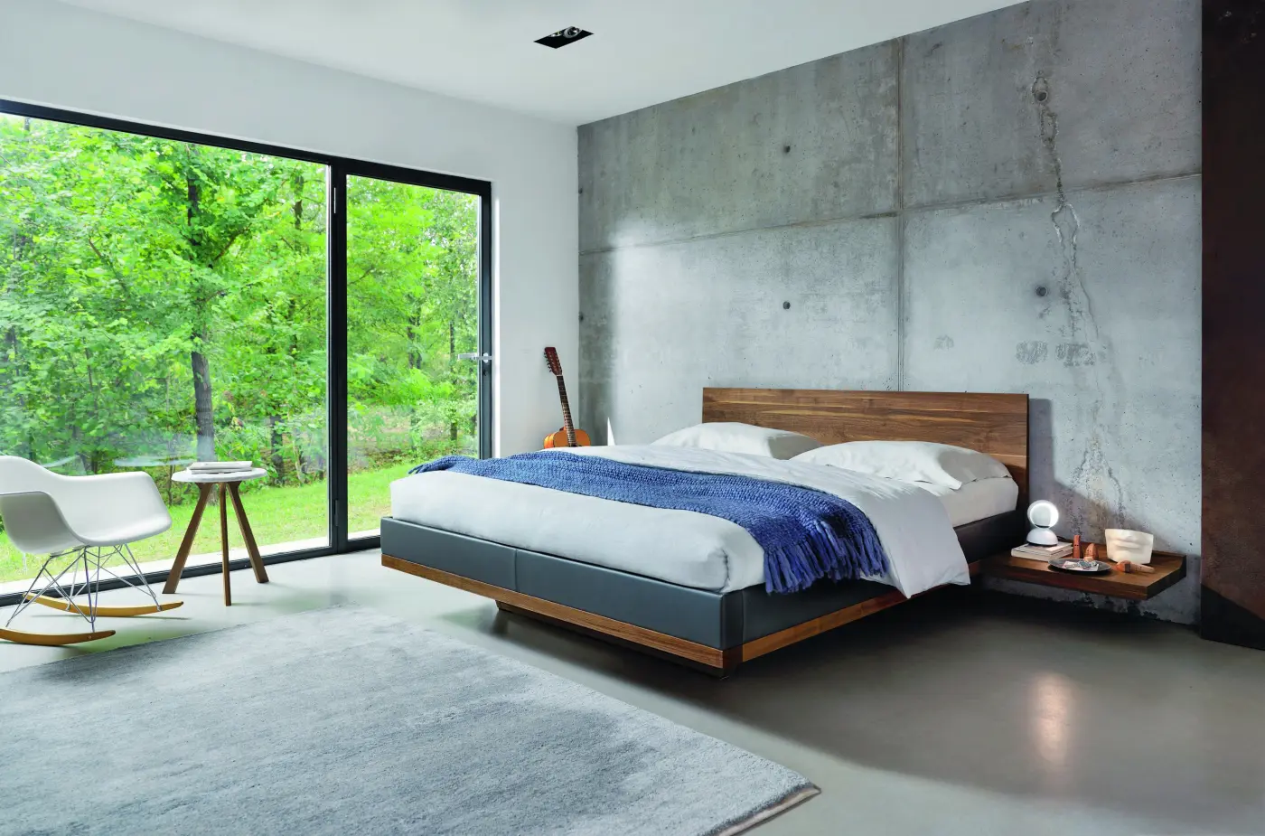 Bett Riletto von Team 7 NB Nussbaum Naturöl, Lederbettseiten Origon mittelgrau ca. 180x200cm