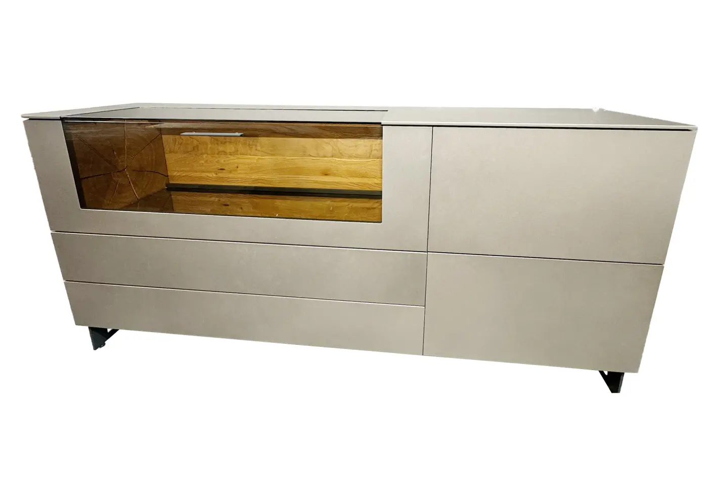 Sideboard Velbert Kerneiche Umato massiv, Oberfläche sägerau gebürstet Kopfseiten Hirnholzscheiben Applikation Metall titan ca. 183x75x44cm