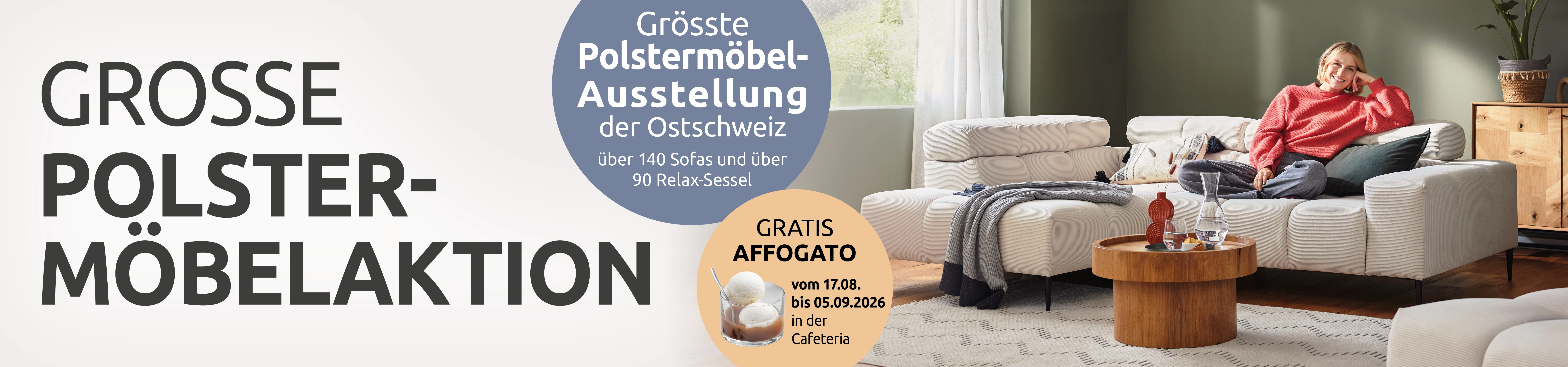 Modernes Wohnzimmer mit einer Roomio Polstergarnitur und einer blonden Frau, die entspannt darauf sitzt. Beworben werden die grosse Polstermöbelaktion sowie ein gratis Affogato in der Cafeteria von Delta Möbel.