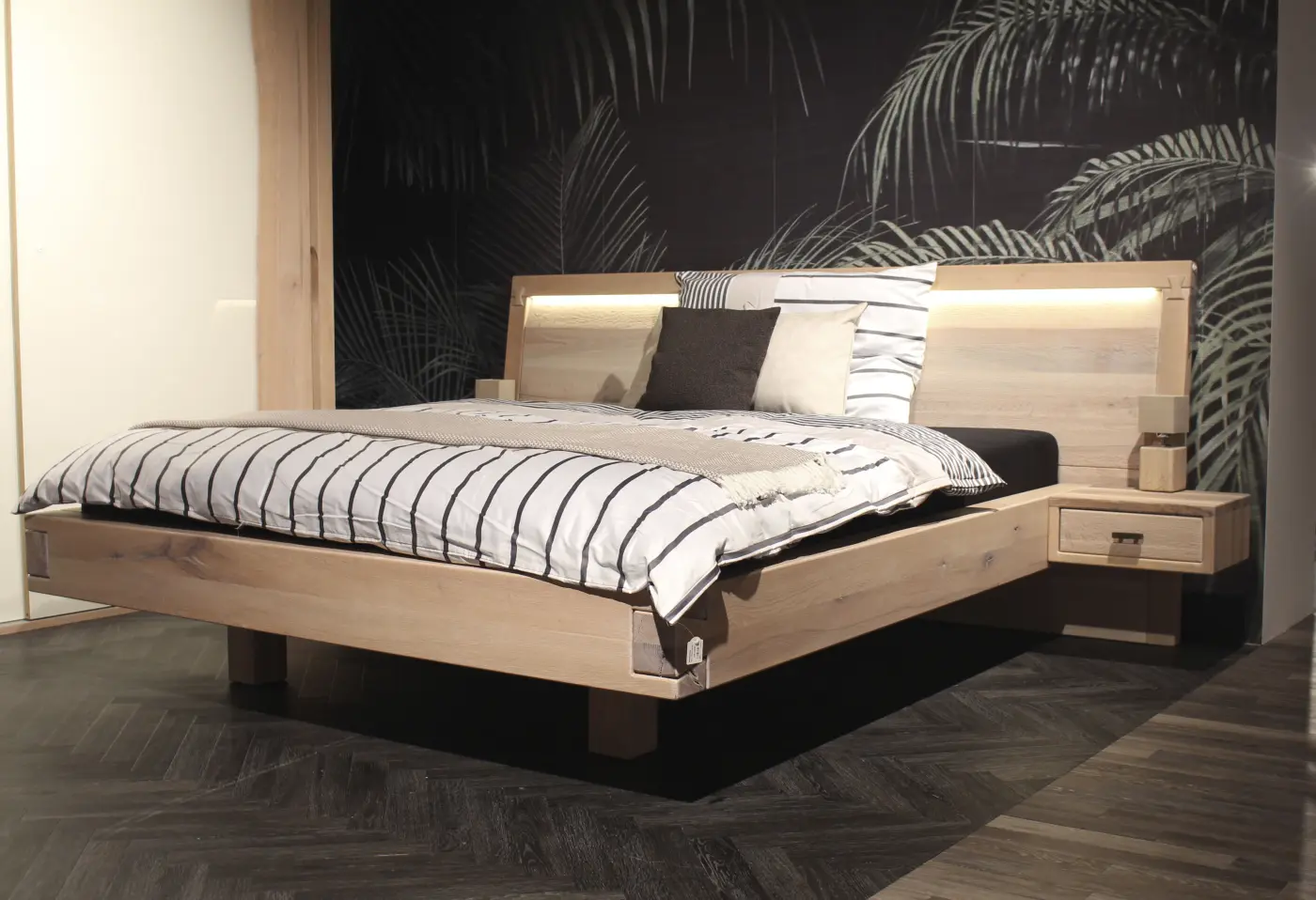 Bett 22243 Sumpfeiche weiss geölt ca. 180x200cm
