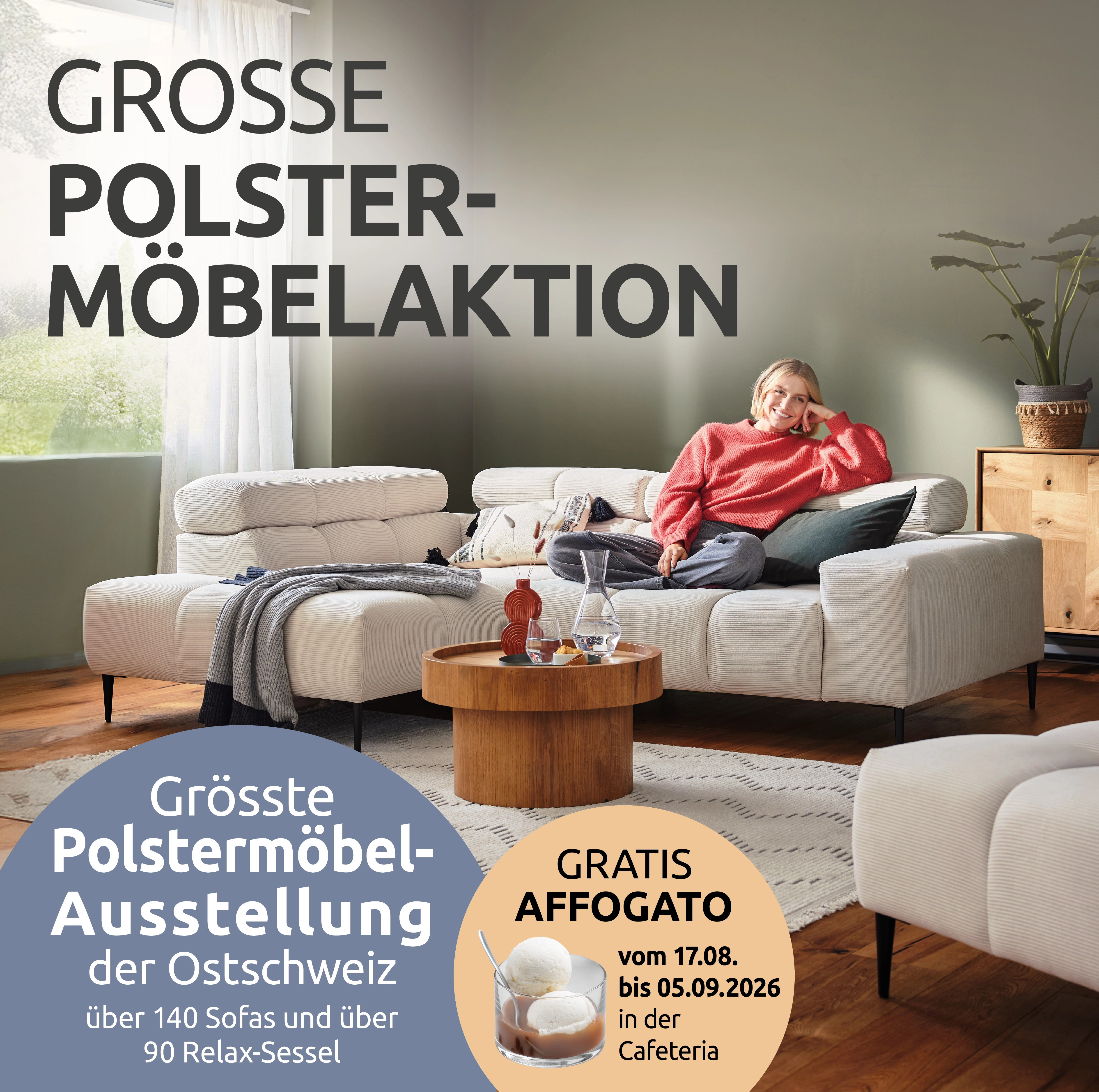 Helles Wohnzimmer mit grosser weisser Polstergarnitur und einer Frau, die entspannt auf dem Sofa sitzt. Beworben wird die grosse Polstermöbelaktion bei Delta Möbel sowie ein gratis Affogato in der Cafeteria.