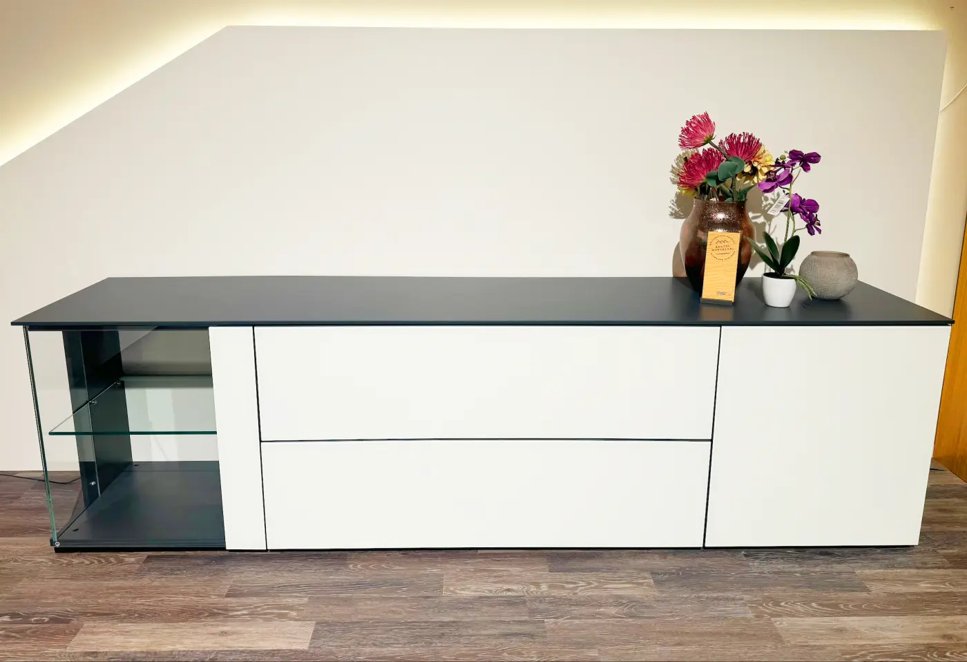 Lowboard mit Winkeltablar Timber Graphitgrau Decklackiert, Mattglas Opit. Reinweiss von MAB