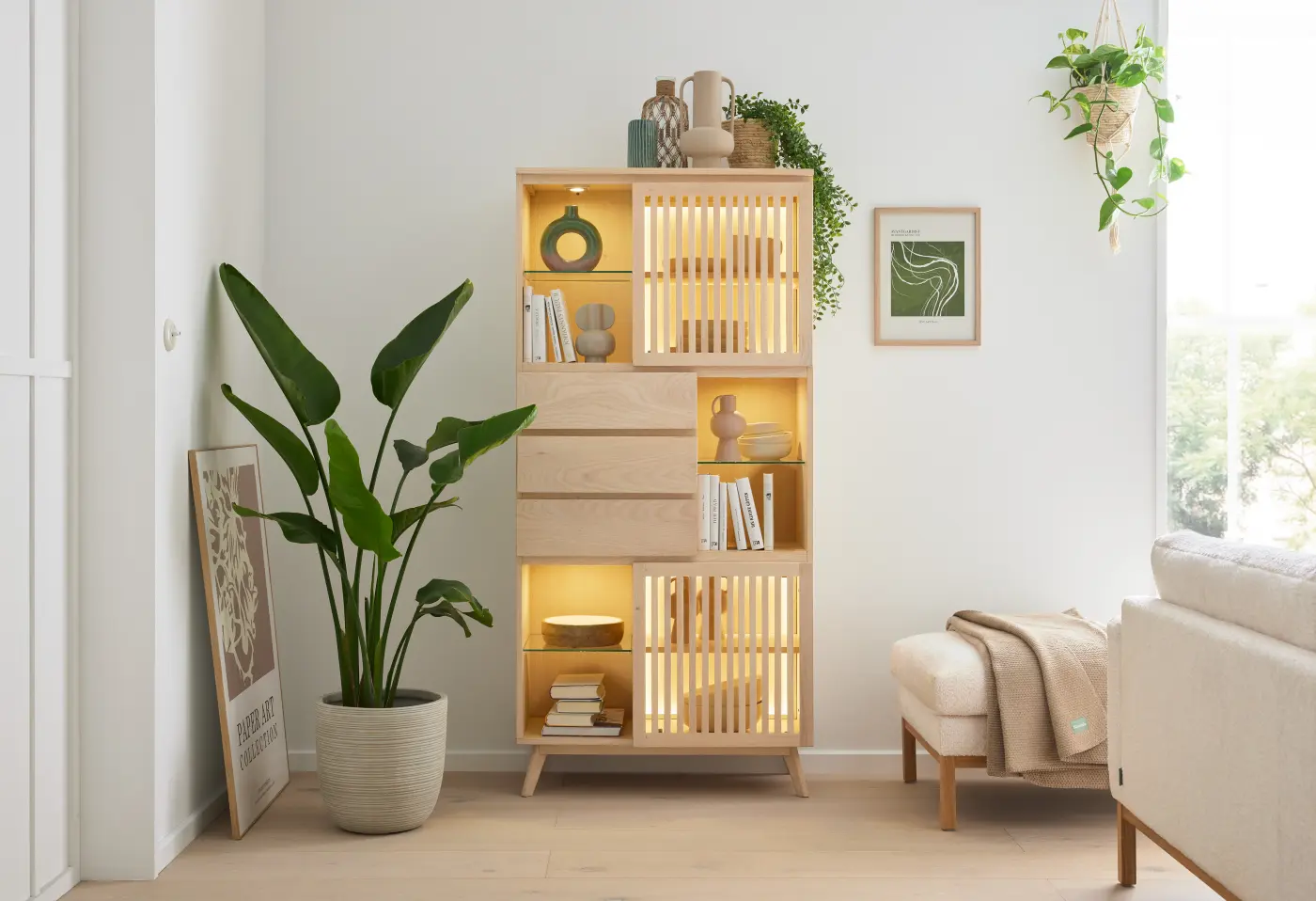 Vitrine Roomio No. 2000 von Roomio Korpus Echtholzfurnier weiss gewaschen, Front Esche massiv weiss geschwaschen/Türfüllungen hinterlegt mit Klarglas ca. 85x180x40cm