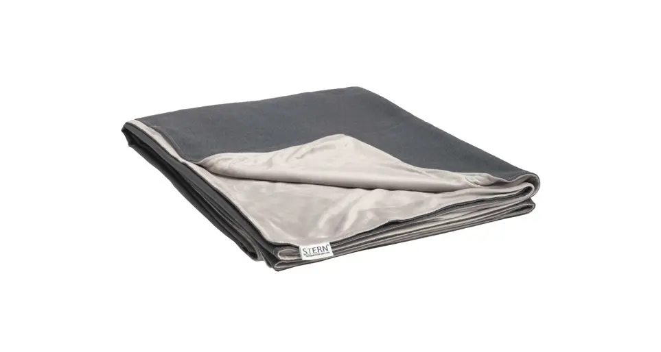 Decke 17115.8 Dunkelblau, Rückseite Hellgrau 100% Polyacryl, Rückseite 100% Polyester ca. 200x156cm Decke 17115.8 Dunkelblau, Rückseite Hellgrau 100% Polyacryl, Rückseite 100% Polyester ca. 200x156cm