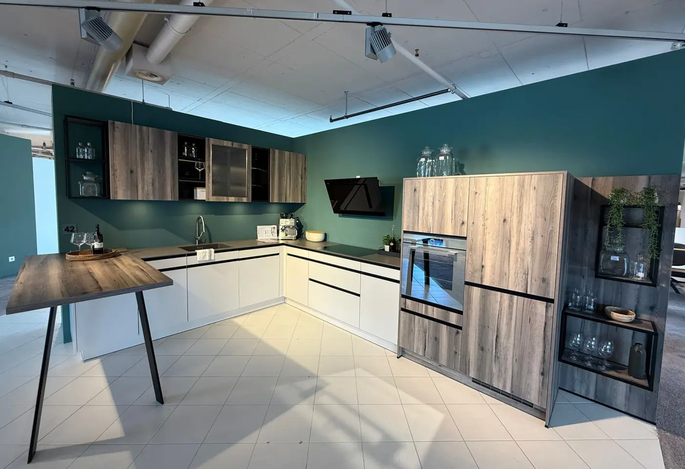 Einbauküche 19444 Muschelweiss, Virginia Eiche Nb., Onyxschwarz, Glas glanz/satiniert