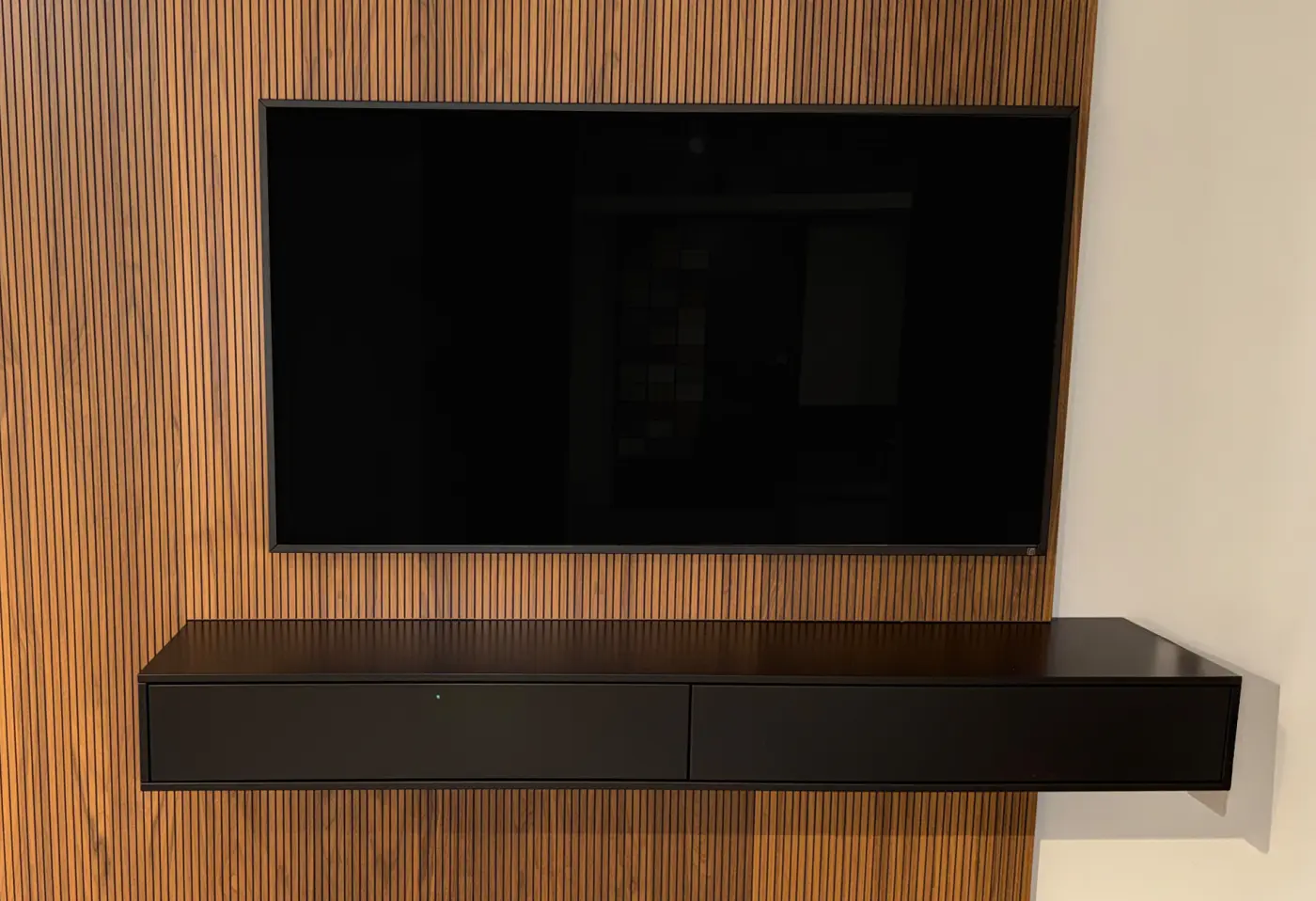 Wohnwand Voice Lack schwarz / Paneel Nussbaum von Varianta ca. 270x217,3x39,9cm