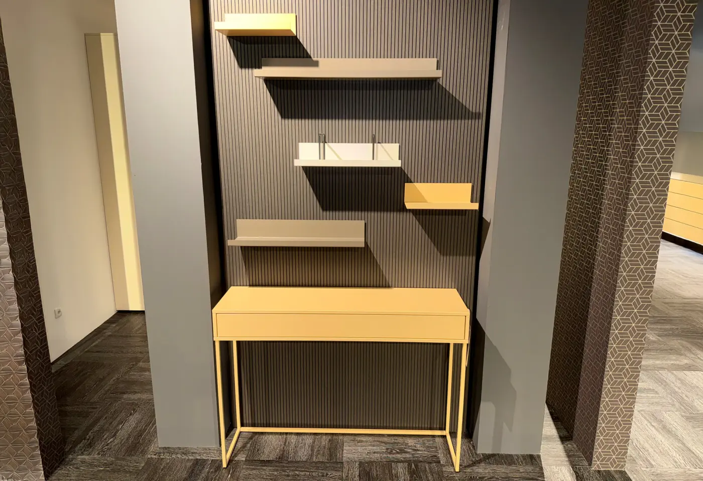 Paneel mit Funktionstisch Voice Lack peach / Paneel Eiche graphit furniert von Varianta ca. 120x215,7x4,2cm