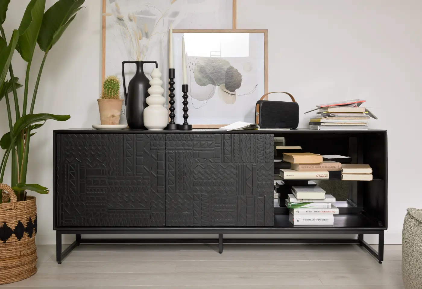 Vitrine Roomio No. 2001 von Roomio Mango massiv gebürstet schwarz gebeizt und lackiert, mit Holzverzierung ca. 160x63x42cm