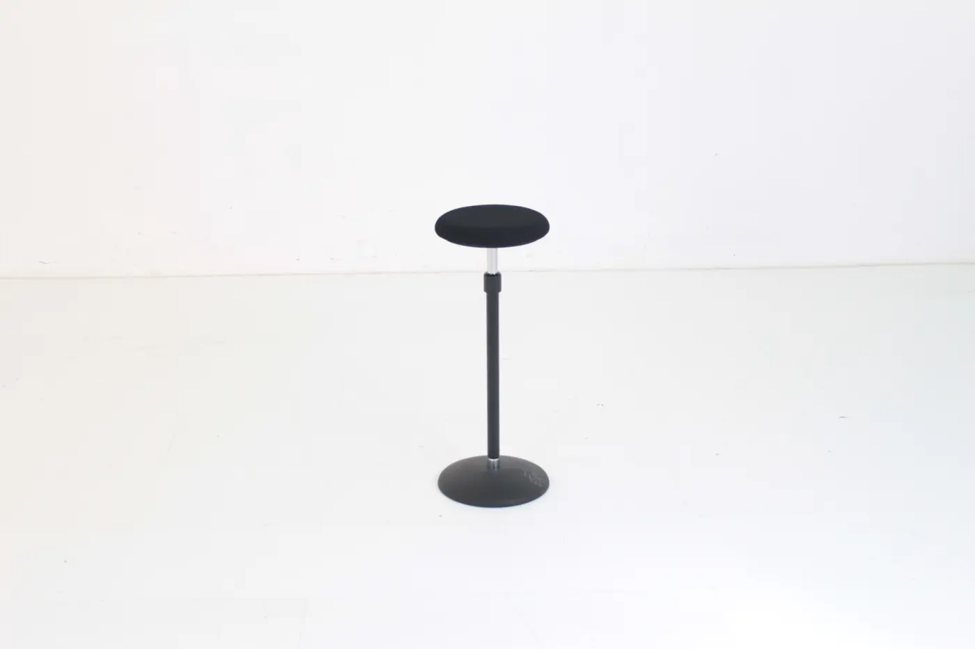 Stehsitz Sway Schwarz von Girsberger Netz ca. 27x27x66cm