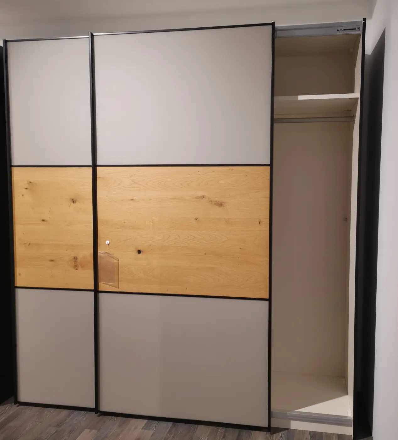Schwebetürenschrank 20885.. Novaschwarz, Glas Nougat matt, Eiche furniert ca. 202,5x220x65cm