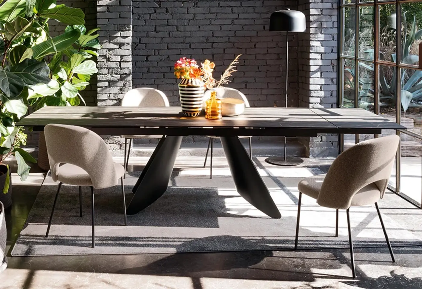 Stuhl 22853.. Stoff Enil "sand" ca. 55,5x86x59,5cm